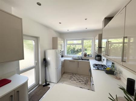Kitchen/Breakfast Room: