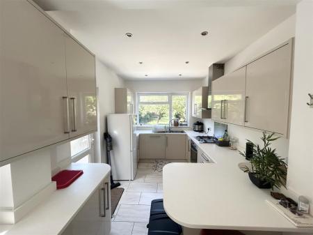 Kitchen/Breakfast Room:
