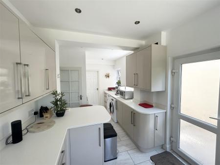 Kitchen/Breakfast Room: