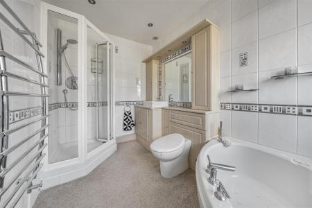 En Suite Bathroom: