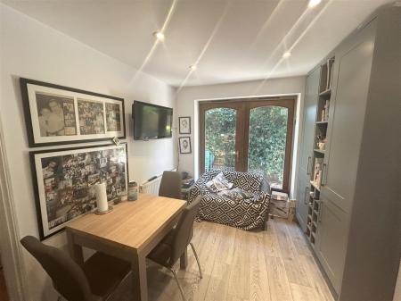 Kitchen/Breakfast Room: