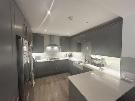 Kitchen/Breakfast Room: