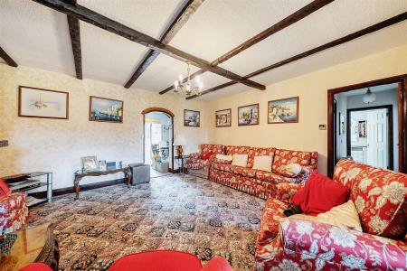 Lounge/Dining Room: