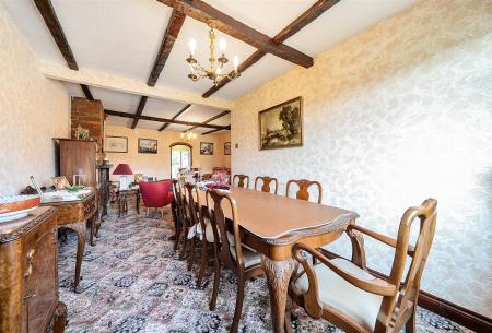 Lounge/Dining Room:
