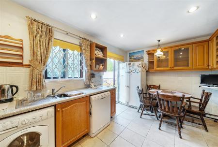 Kitchen/Breakfast Room: