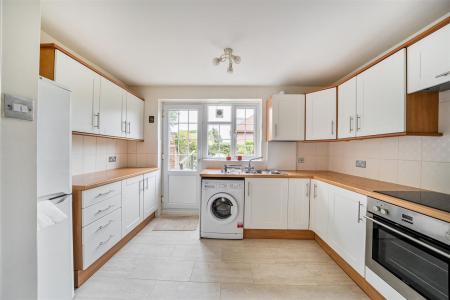 Kitchen/Breakfast Room: