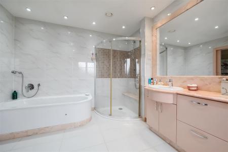 En Suite Bathroom: