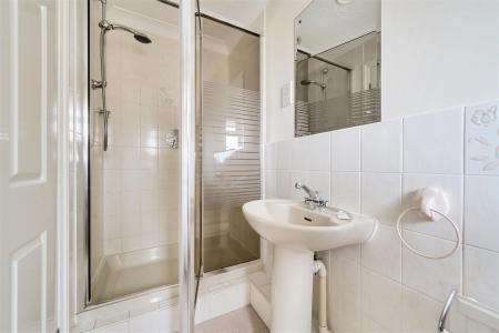 En Suite Shower Room: