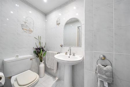 En Suite Bathroom: