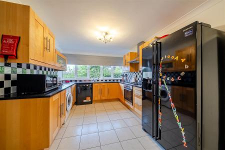 Kitchen/Breakfast Room: