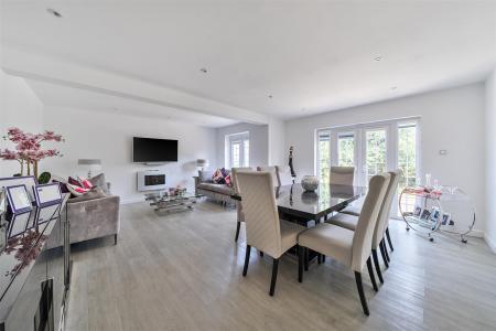 Lounge/Dining Room: