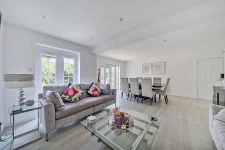 Lounge/Dining Room: