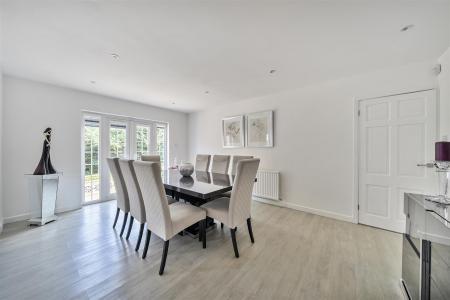 Lounge/Dining Room: