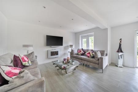 Lounge/Dining Room:
