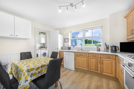 Kitchen/Breakfast Room: