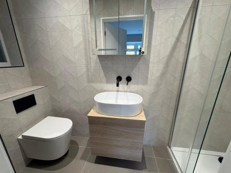 En Suite Shower Room: