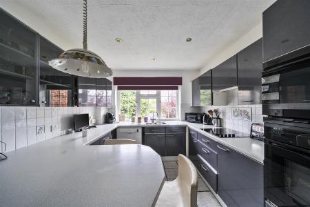 Kitchen/Breakfast Room: