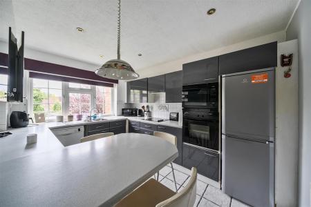 Kitchen/Breakfast Room: