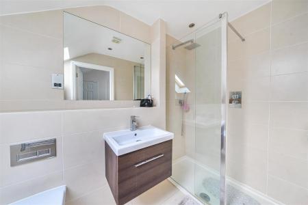 En Suite Shower Room: