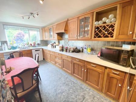 Kitchen/breakfast Room: