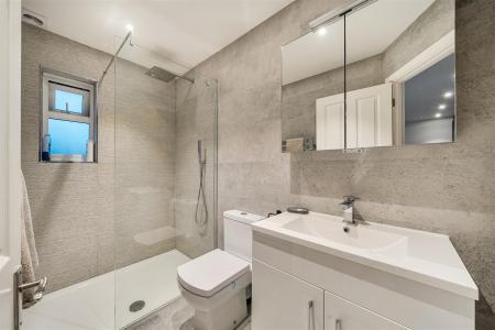 En Suite Shower Room: