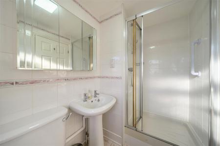 En Suite Shower Room: