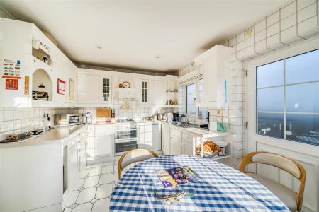 Kitchen/Breakfast Room: