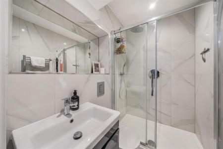 En Suite Shower Room: