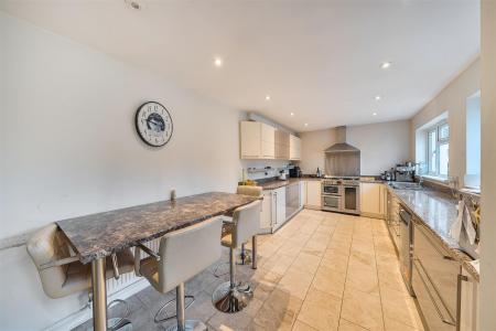 Kitchen/Breakfast Room: