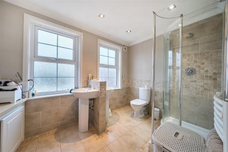 En Suite Shower Room: