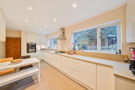 Kitchen/Breakfast Room: