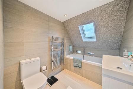 En Suite Bathroom: