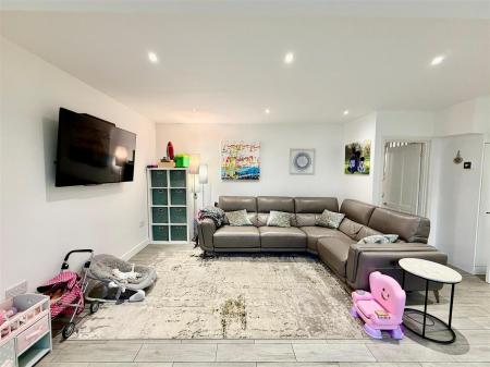 Living Room/Open Plan Kitchen/Diner: