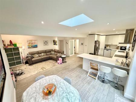 Living Room/Open Plan Kitchen/Diner: