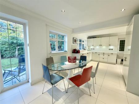 Kitchen/Breakfast Room: