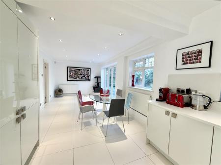 Kitchen/Breakfast Room:
