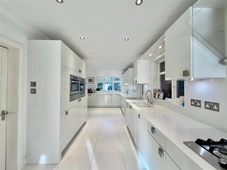 Kitchen/Breakfast Room: