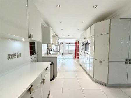 Kitchen/Breakfast Room: