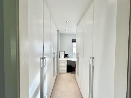 En Suite Dressing Room: