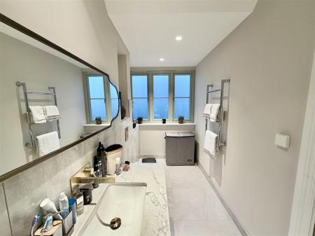 En Suite Shower Room: