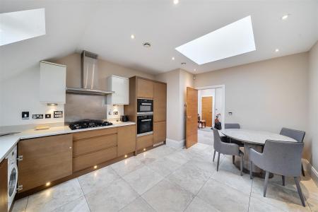 Kitchen/Breakfast Room: