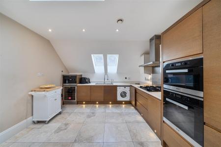 Kitchen/Breakfast Room: