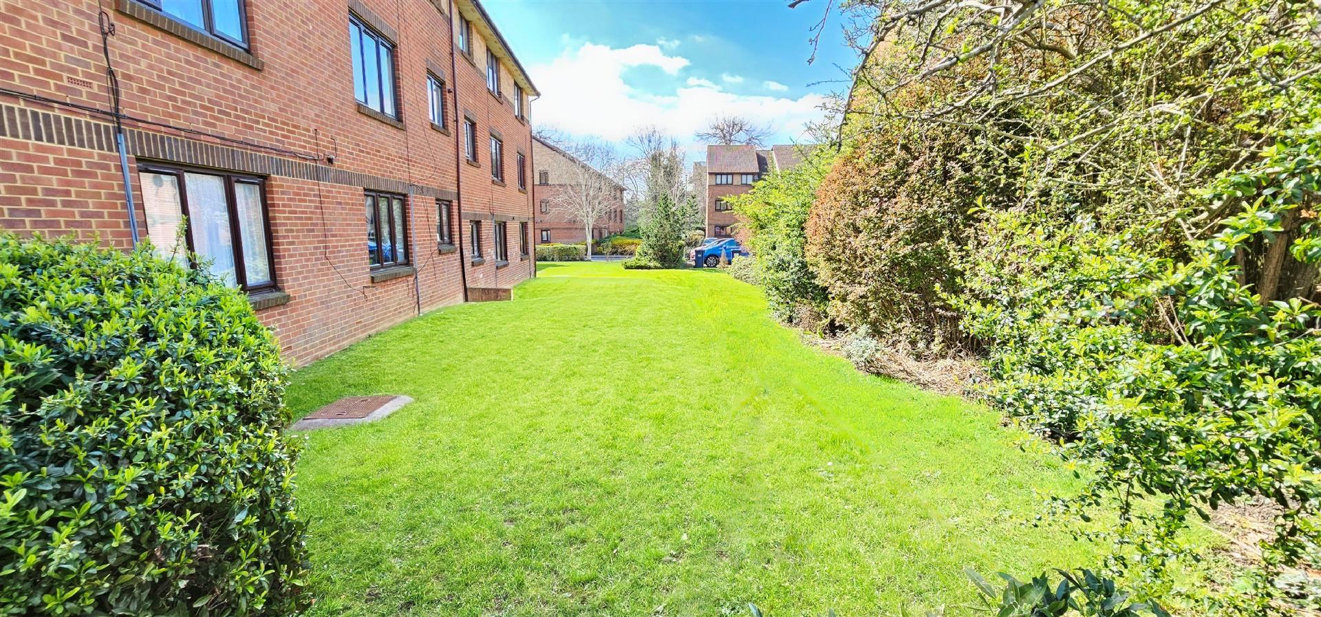 2 bedroom Flat for sale in Edgware