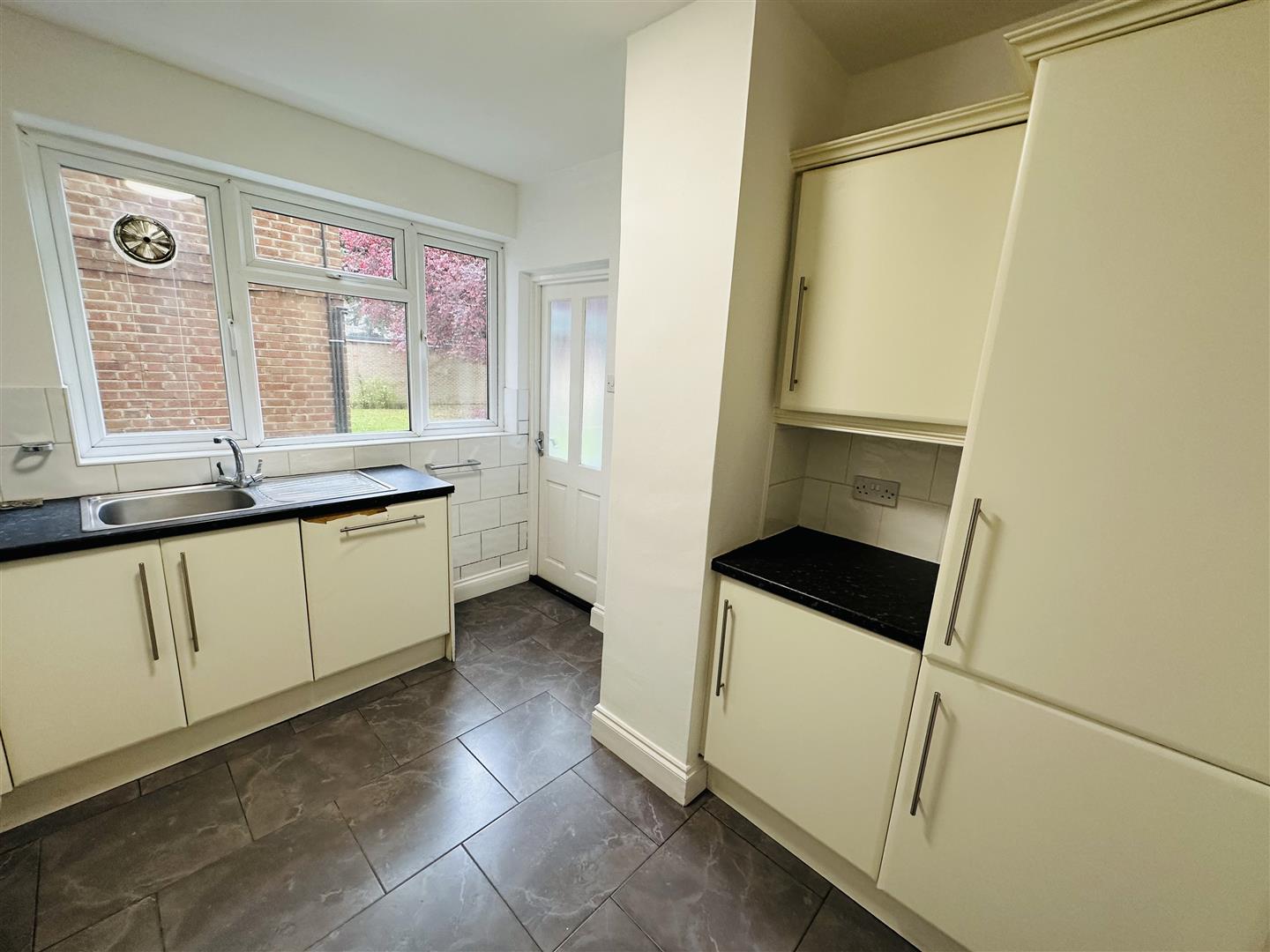 2 bedroom Flat for sale in Edgware
