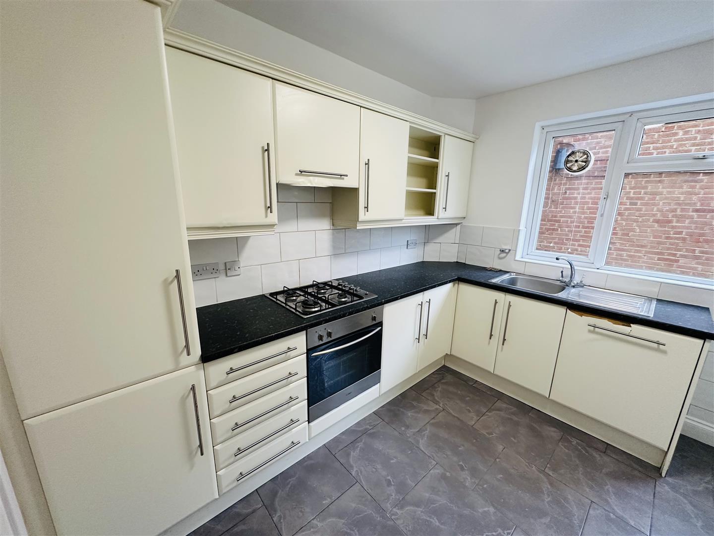 2 bedroom Flat for sale in Edgware