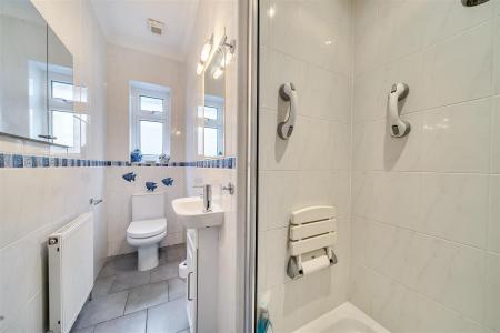 En Suite Shower Room: