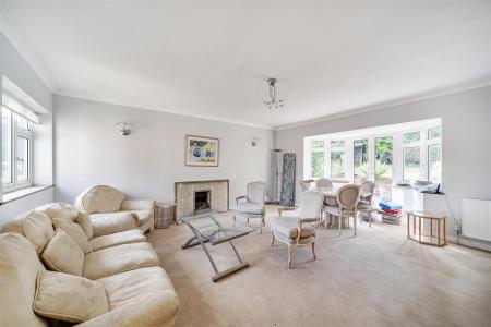 Lounge/Dining Room: