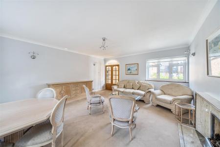 Lounge/Dining Room: