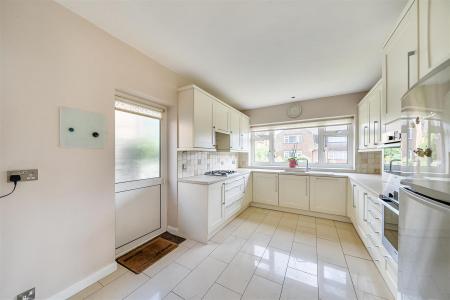 Kitchen/Breakfast Room: