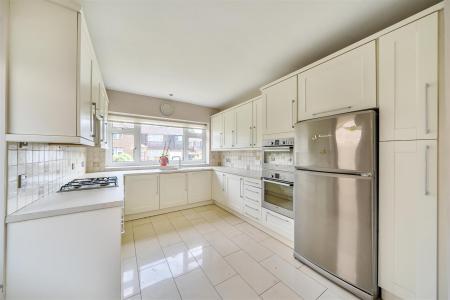 Kitchen/Breakfast Room: